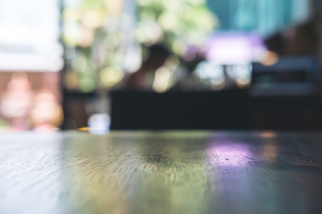 table en bois avec fond de bokeh flou