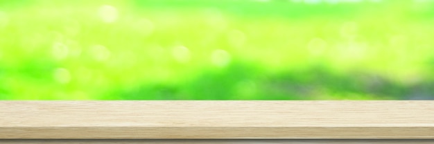Table en bois, fond de comptoir, étagère en bois blanc et nature floue de l'arbre vert pour pique-nique alimentaire, toile de fond d'affichage de produit de cuisine