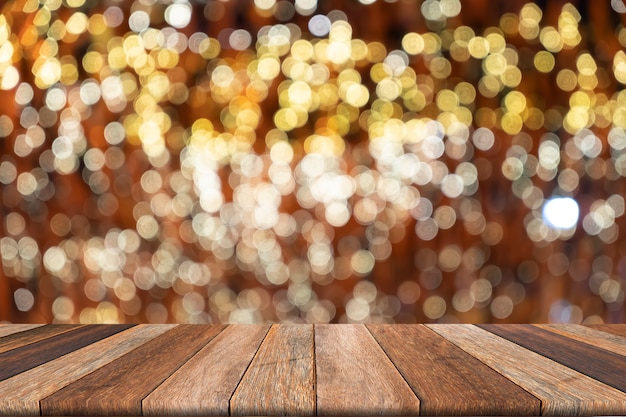 Table en bois sur le fond flou bokeh coloré avant