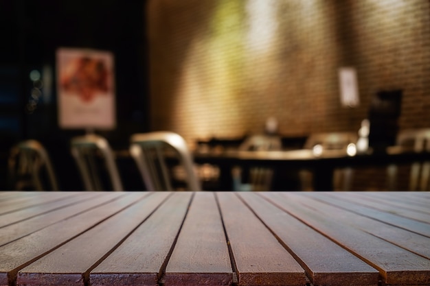 table en bois avec fond flou