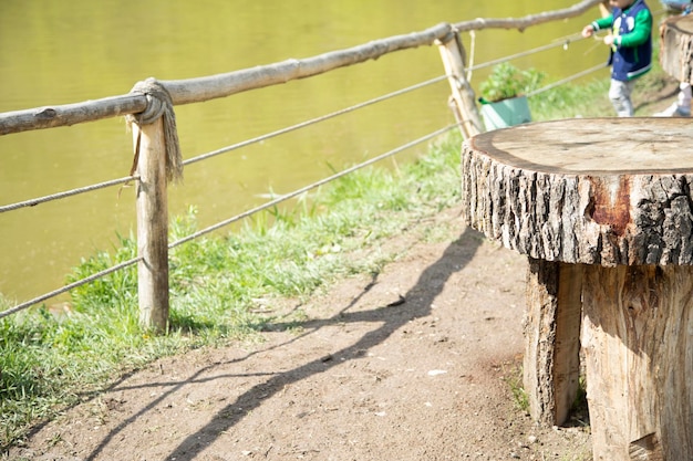 Table en bois et fond de lac