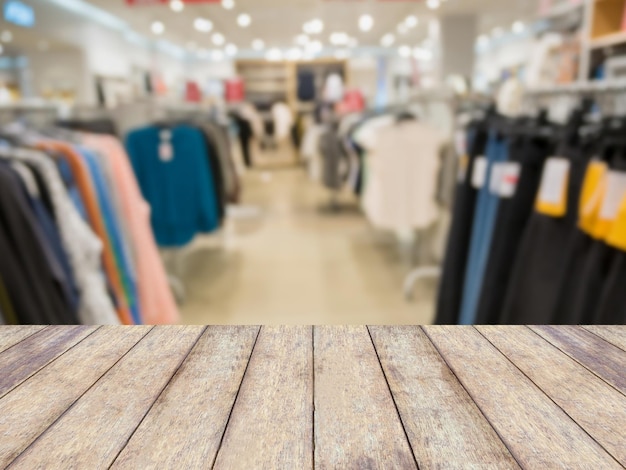 Table en bois avec fond de magasin de vêtements flou