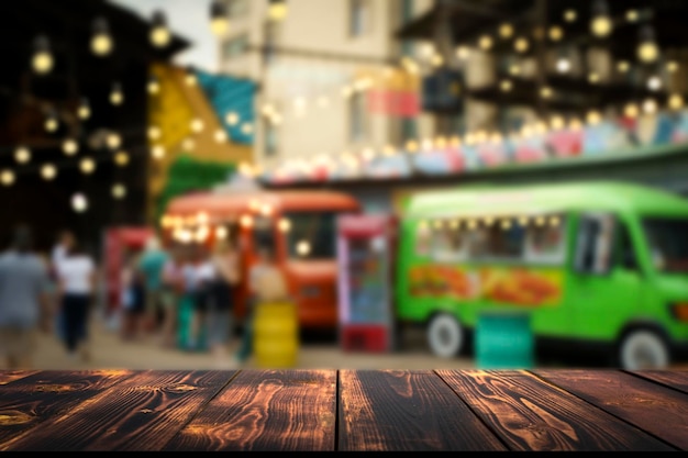 Table en bois sur fond de marché urbain de nourriture de rue hipster floue Bureau de placement vide pour le produit