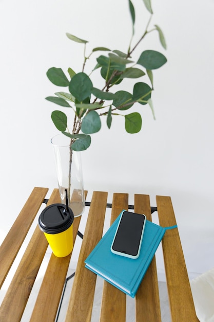 Table en bois sur fond de mur blanc