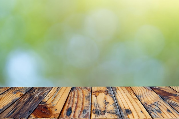 Table en bois sur fond de nature bokeh