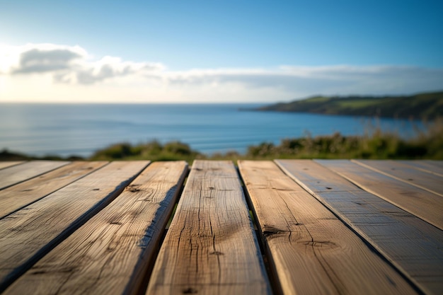 Table en bois avec un fond de paysage marin flou