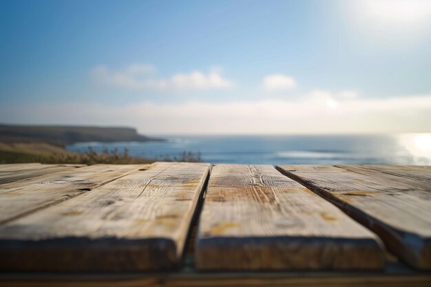 Table en bois avec un fond de paysage marin flou