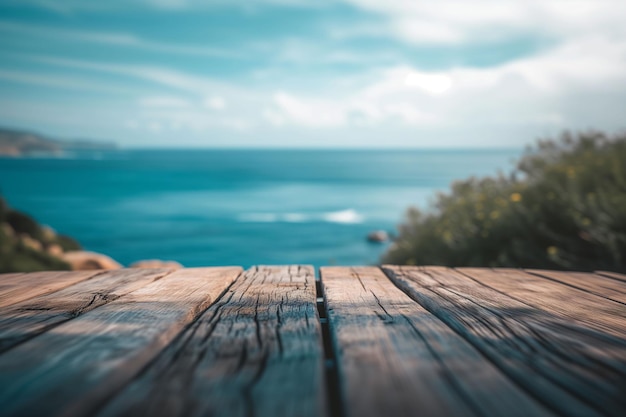 Table en bois avec un fond de paysage marin flou