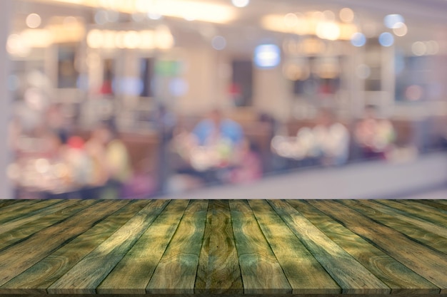 Table en bois avec un fond de restaurant flou