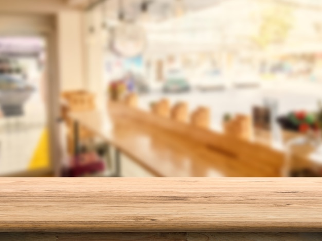 Table en bois avec fond de restaurant vide