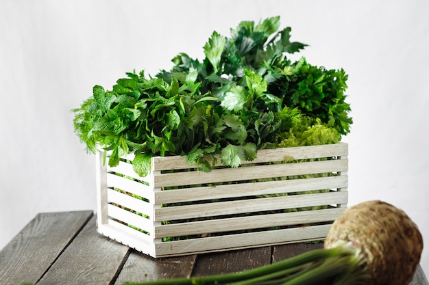 Table en bois fraîchement décorée avec une boîte en bois