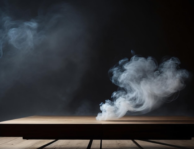 Table en bois avec de la fumée flottant sur un fond noir