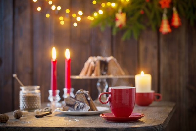 Table en bois avec gâteau de Noël et décoration