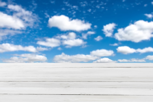 Table En Bois Gris Clair Blanc Sur Un Fond De Ciel Nuageux Bleu Flou Pour La Démonstration Et Le Montage De Vos Produits Et Choses.