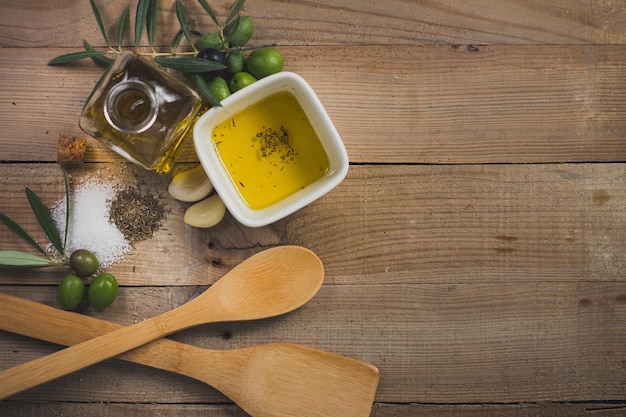 Une table en bois avec de l'huile d'olive et de l'huile d'olive