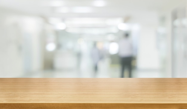 Table En Bois à L'intérieur De L'hôpital Moderne Avec Copie Espace Vide Sur La Table Pour La Maquette D'affichage Du Produit