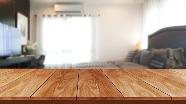 Table en bois à l'intérieur de la maison moderne avec copie espace vide sur la table pour l'affichage du produit