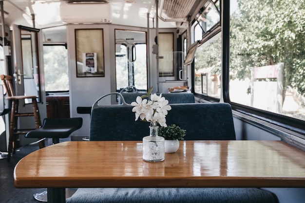 Table en bois à l'intérieur d'un vieux train transformé en restaurant