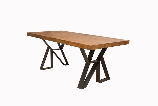 table en bois laqué avec pieds en métal noir sur fond blanc