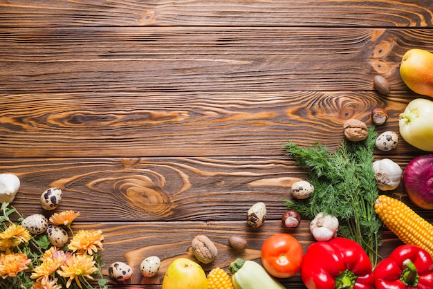 Table en bois avec des légumes sur les côtés