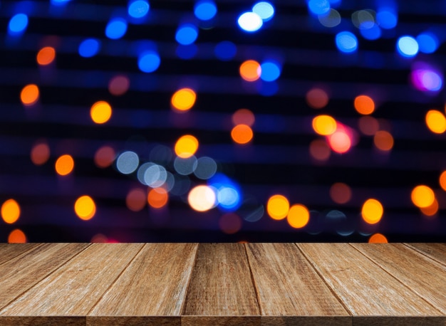 Table en bois avec des lumières de bokeh