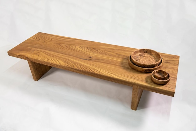 Table en bois marron sur fond blanc