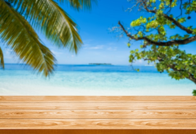 Table en bois marron sur la plage tropicale de l'été.