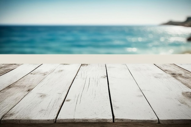 Table en bois avec une mer bleue en arrière-plan