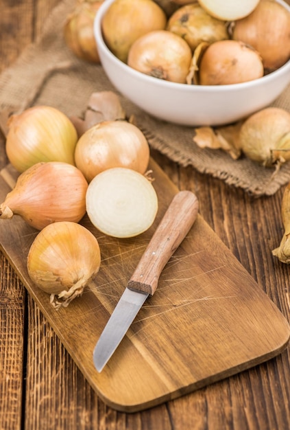 Table en bois avec mise au point sélective des oignons blancs