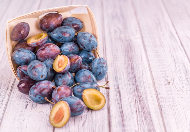 Table en bois avec mise au point sélective de prunes