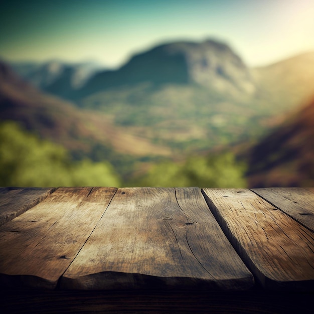 Une table en bois avec une montagne en arrière-plan