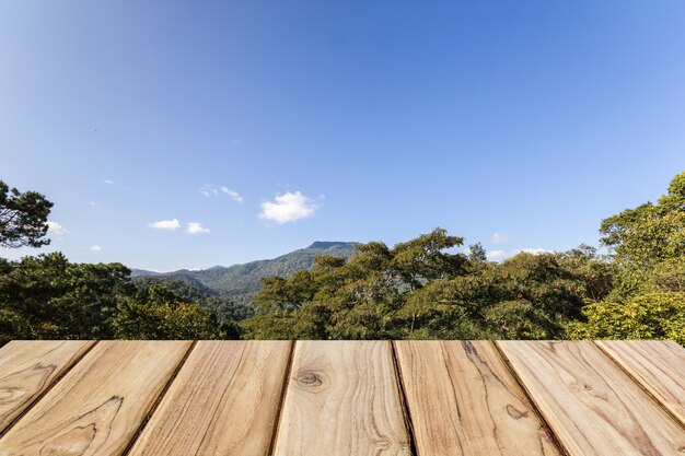 table en bois avec montagne et ciel bleu