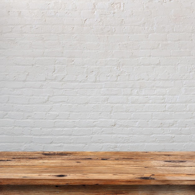 Table en bois avec mur de fond blanc