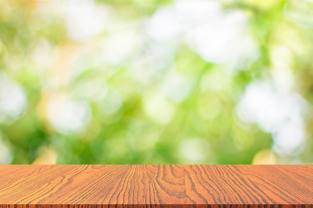 Table en bois avec une nature verdoyante