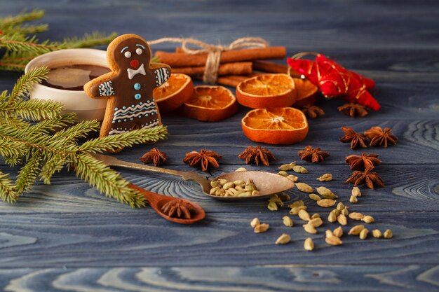 Table en bois de Noël avec biscuits de Noël, cannelle et arbre de Noël.