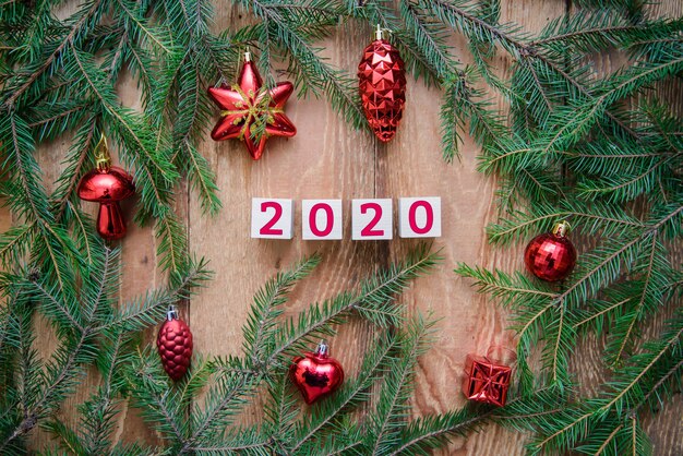 Table en bois de Noël avec des branches de sapin d'ici 2020