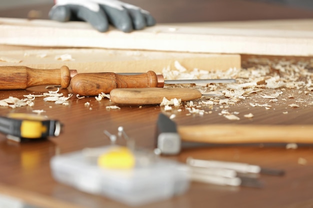 Table en bois avec outils de menuiserie en gros plan d'atelier