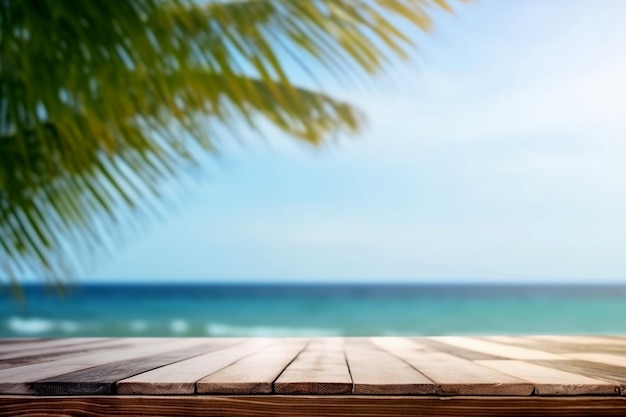 Une table en bois avec un palmier et la mer en arrière-plan