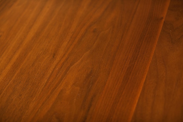 Une table en bois avec un panneau noir et blanc qui dit "le mot" dessus.