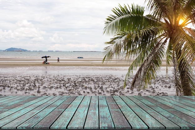 Table en bois avec un paysage de plage. Arrière-plan flou.