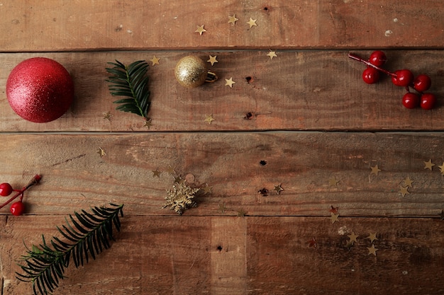 table en bois avec de petites décorations de Noël pour l'artisanat placé de manière désordonnée