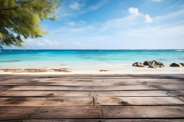 Table en bois sur la plage et arbre pour l'affichage des produits biologiques naturels