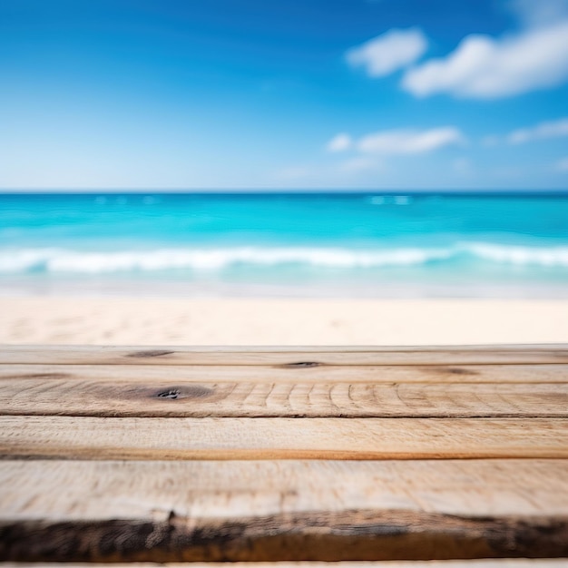 Une table en bois avec une plage en arrière-plan