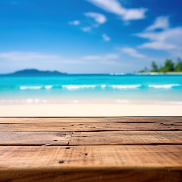 Une table en bois sur une plage avec un ciel bleu et la mer en arrière-plan.