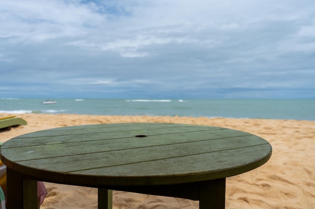 Table en bois sur la plage