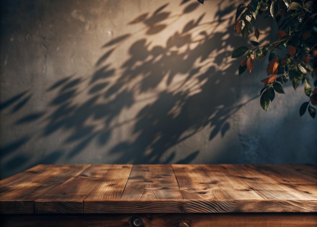 une table en bois avec une plante sur le mur derrière elle