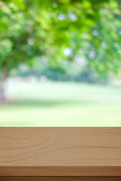 Table en bois pour la nourriture, l'affichage des produits sur fond de jardin vert flou