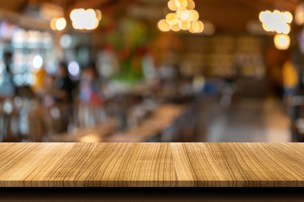 Table en bois sur un restaurant flou