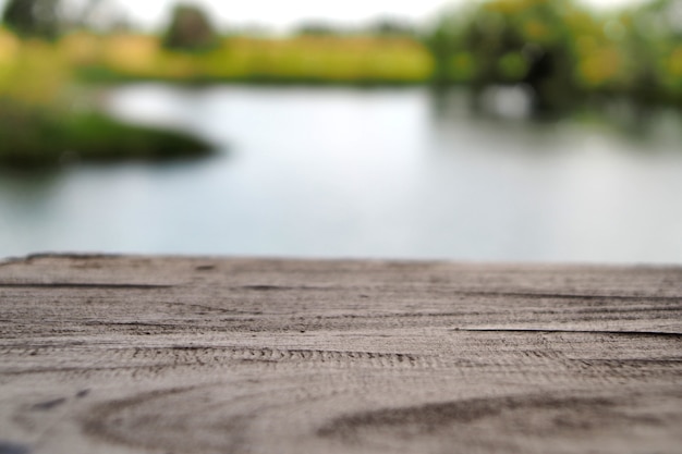 Table en bois et rizière avec le fond de la nature.