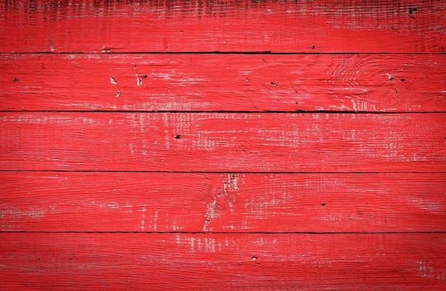 Photo table en bois rouge